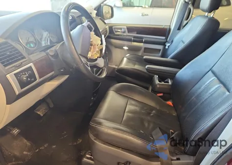 2010 Chrysler Town & Country Touring Plus из США, поврежденный, VIN 2A4RR8DX4AR495033